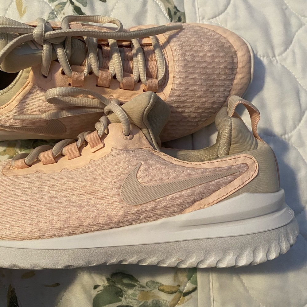 NIKE WOMANS SHOES
